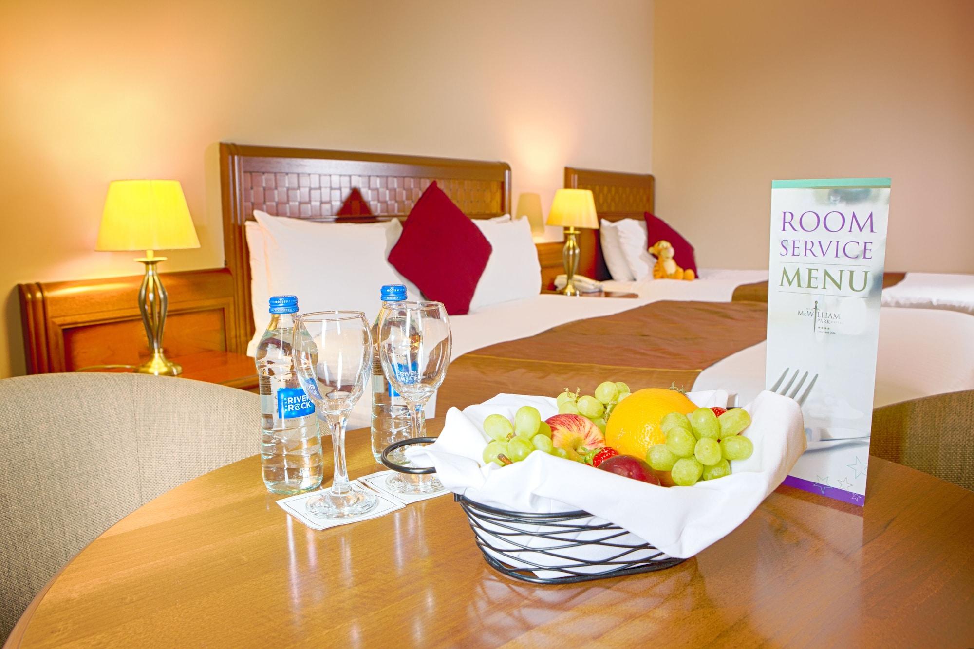 Mcwilliam Park Hotel แคลร์มอร์ริส ภายนอก รูปภาพ