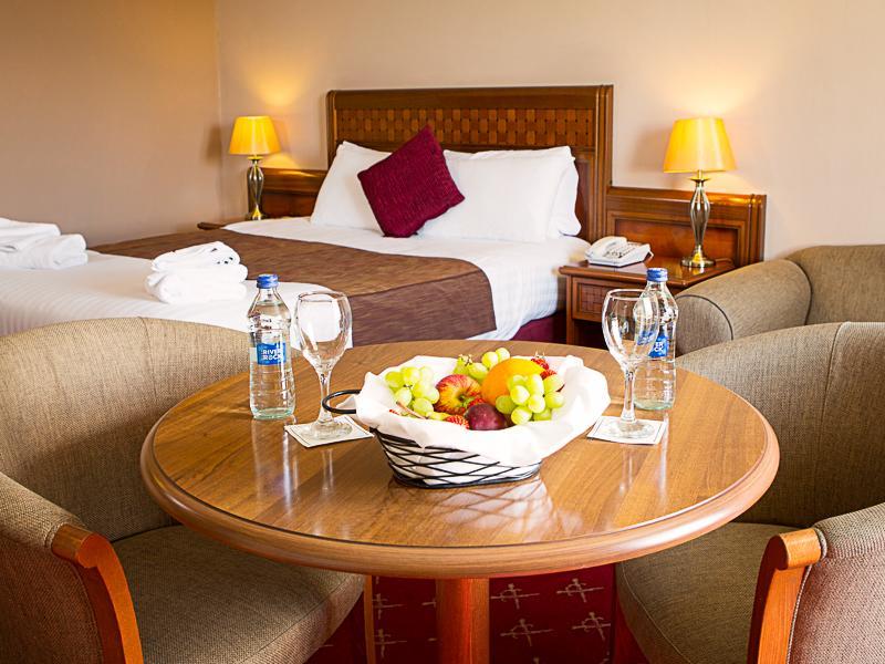 Mcwilliam Park Hotel แคลร์มอร์ริส ภายนอก รูปภาพ